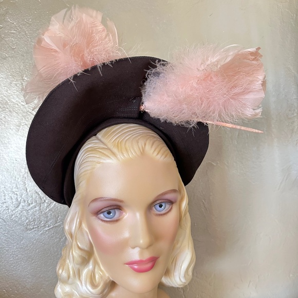 SPLENDID 1940's BROWN FELT "HALO" HAT WITH PINK FEATHERS & QUILLS